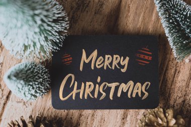 Xmas ağacı ve altın çam kozalağı grunge ahşap masa .winter tatil tebrik kartı üzerinde yazı tahtası üzerinde neşeli Noel ve mutlu yeni yıl üstten görünüm