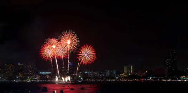 Vuurwerk Onderzocht Stadsgezicht Bij Nacht Zeehaven Pattaya Holiday Feestelijke Viering — Stockfoto