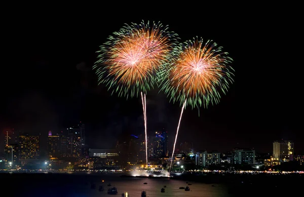 烟花在芭堤雅的海港夜间探索城市景观 节日庆典背景 — 图库照片