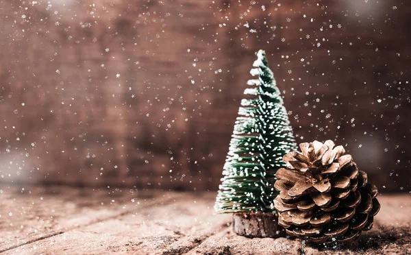 Albero Natale Pino Oro Cono Neve Che Cade Tavolo Legno — Foto Stock