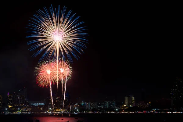 烟花在芭堤雅的海港夜间探索城市景观 节日庆典背景 — 图库照片