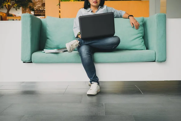 Studente Universitario Seduto Sul Divano Utilizzando Computer Portatile Studiare Una — Foto Stock