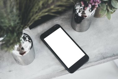 üstten görünüm boş beyaz ekran Mobil Beton tablo görünümünü tasarım veya content.digital yaşam tarzı için vase.mock bitki