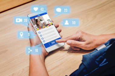 ahşap masa evde, online etkileyen teknoloji günlük yaşam tarzı, dijital yaş kavramı üzerinde güzellik blogger İnceleme online mobil apps ile kadın paylaşım görünümü