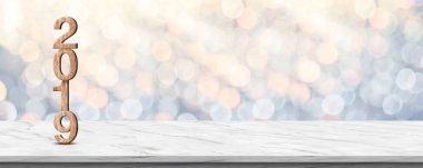 Mutlu yeni yıl 2019 (3d render ahşap doku) tatil tebrik kartı için afiş yer yumuşak pastel mavi ve turuncu ışıltı bokeh ışık arka plan, beyaz mermer masa üzerinde alay