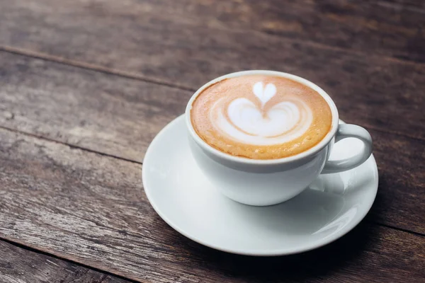 Cerrar Taza Café Blanco Con Forma Corazón Arte Latte Mesa — Foto de Stock