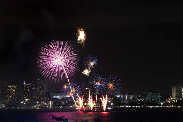 烟花在芭堤雅的海港夜间探索城市景观 节日庆典背景 — 图库照片