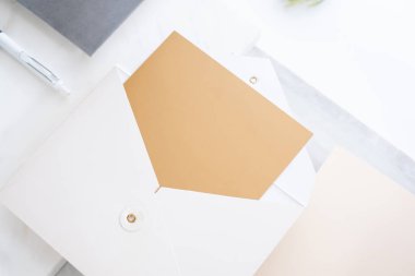 üst perspektif görünüm boş altın kartı beyaz mermer masa üstü iki katman basamakta örtmek. Şablon tasarım, modern iş öğeleri görüntülemek için alay