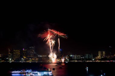 Cityscape üzerinde liman Pattaya.Holiday bayram kutlama arka planda içinde geceleri araştırdı havai fişek