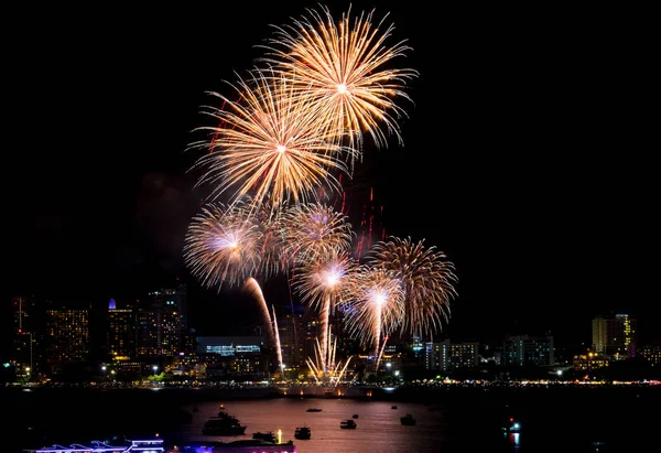 Fuegos Artificiales Explorados Durante Paisaje Urbano Por Noche Puerto Marítimo —  Fotos de Stock