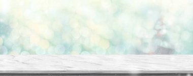 Boş beyaz mermer tablo soyut bulanıklık yeşil Noel ağacı ve kar ile arka plan bokeh ışık ile düşer. Ürün görüntülenmesi için afiş kadar alay