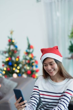 Asya gülümsemek kadın almak selfie fotoğraf ile hareket eden telefon ile bulanıklık Noel ağacı Noel partisi, sosyal medya olay, Noel tatil kutlama partisi üzerinde canlı streaming video