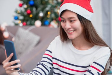 Asya gülümsemek kadın almak selfie fotoğraf ile hareket eden telefon ile bulanıklık Noel ağacı Noel partisi, sosyal medya olay, Noel tatil kutlama partisi üzerinde canlı streaming video