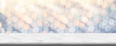 Boş beyaz mermer parlak masa üstü ile bulanıklık parlak yumuşak pastel mavi ve turuncu bokeh arka plan, ekran veya ürün, tatil mevsimlik kavramı zemin montaj için panoramik banner
