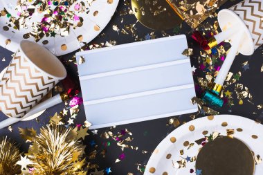 Boş ışıklı parti Kupası, parti blower, tinsel, konfeti ile. Metin veya tasarım ekleme için eğlenceli kutlama yeni yıl tatil veya Doğum günü ve yıldönümü partisi saat masa üstü view.mock