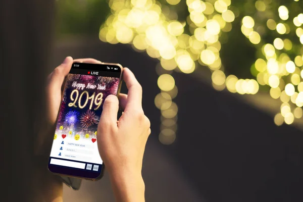 Kezében Mozgatható Látni Boldog Évet 2019 Tűzijáték Élő Streaming Visszaszámlálás — Stock Fotó