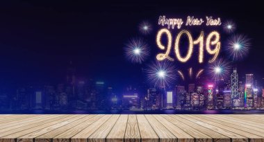 Mutlu yeni yıl 2019 fireworks cityscape boş ahşap ile gece üzerinde tablo üst, afiş sahte görüntü veya tatil promosyon reklam için ürünün montaj için şablon plank