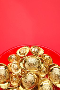 Üstten Görünüm grubu kırmızı arka plan, kırmızı tepsisindeki Altın külçeler. Çin yeni yılı kavramı, metin eklemek için izin alan. Külçe anlama geliyor zengin Çince dil