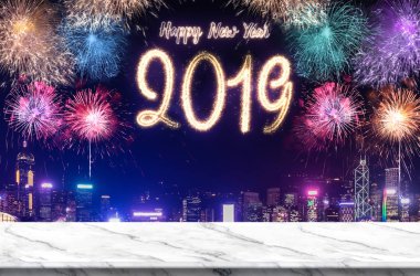 Mutlu yeni yıl 2019 fireworks cityscape boş beyaz marlbe tablo, Banner şablon görüntü veya montaj tatil promosyon reklam için ürünün sahte ile gece üzerinde