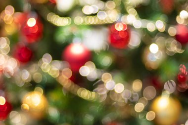 Bulanıklık dekorasyon top ve ışık dize bokeh ışık background.winter tatil mevsim ile Noel ağacı üzerinde