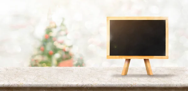 黑板上的白色大理石桌面在模糊的 Bokeh 圣诞树装饰与字符串光背景时显示下降 冬季节日贺卡 — 图库照片