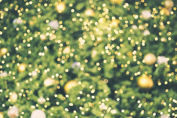 抽象模糊装饰球和光串在圣诞树与 Bokeh 光背景 寒假季节 — 图库照片
