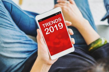 Kadın el cep telefonu eğilimleri 2019 oturan kahve dükkanında, online dijital yaşam tarzı konsepti tutarak yukarı kapatın