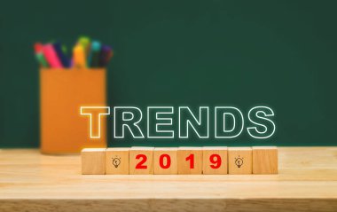 Yeşil yazı tahtası wall.education gelecekteki konsepti ile ahşap masa üzerinde renkli kalem kutusuyla eğilimleri 2019 tahta küp üzerinde