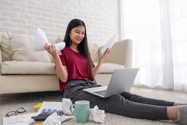 Asiatico Donna Freelancer Stress Emozione Mentre Lavora Con Computer Portatile — Foto Stock