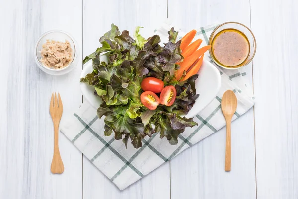 Tuna üzerinde beyaz ahşap masa restoranda peçeteye tablo sebzeli salata sosu ile