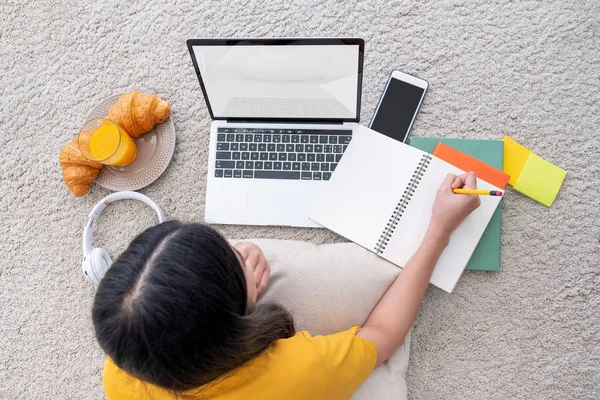 Vista Dall Alto Della Freelance Asiatica Che Lavora Sul Computer — Foto Stock