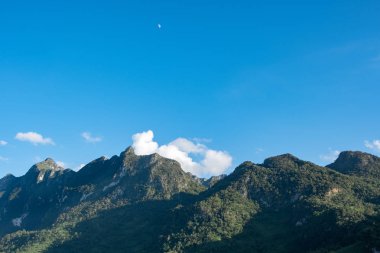 Dağ Bulut ve mavi gökyüzü ile görünümünü güneşli bir günde orman manzara.