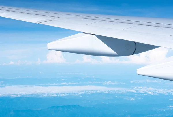 Nahaufnahme Flugzeugflügel Fliegt Bei Blauem Himmel Sonnigem Tag Über Wolken — Stockfoto