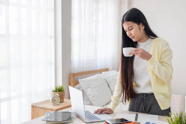 Freelance Asiatica Piedi Guardando Computer Portatile Bere Caffè Mentre Lavora — Foto Stock