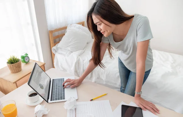 亚洲女性自由职业者打乱了笔记本电脑在食堂的工作问题 在家工作的概念 压力工作 — 图库照片