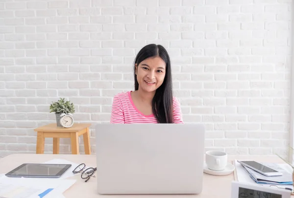 Asiatisk Kvinna Frilansare Arbetar Bärbar Dator Bordet Vid Tegelväggen Home — Stockfoto