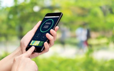 El yakından kullanmak bulanıklık genel park arka plan bokeh light.healthy bir yaşam tarzı ile fitness teknoloji kavramı ile cep telefonuna izleme app sağlık