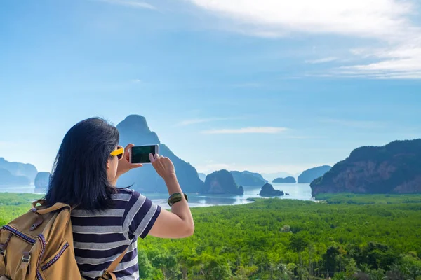 Telefon Komórkowy Wykorzystania Backpacker Kobieta Młody Podróżnik Sfotografować Piękny Wschód — Zdjęcie stockowe