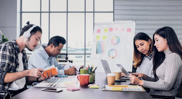 Creative Designer Sitting Meeting Table Talk Start Meeting Designer Office — Stock Photo, Image