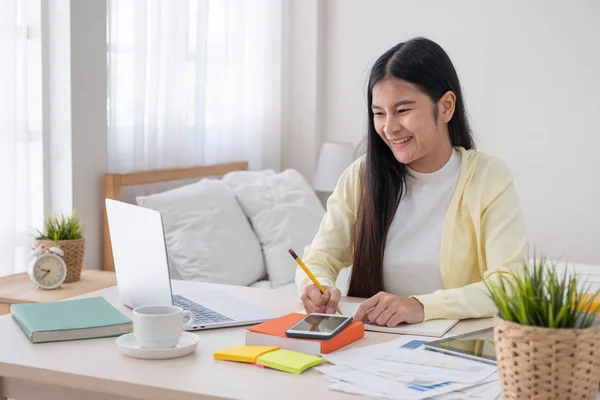 Asiatisk Kvinna Freelancer Läser Rapporten Laptop Och Anteckna Obs Bord — Stockfoto