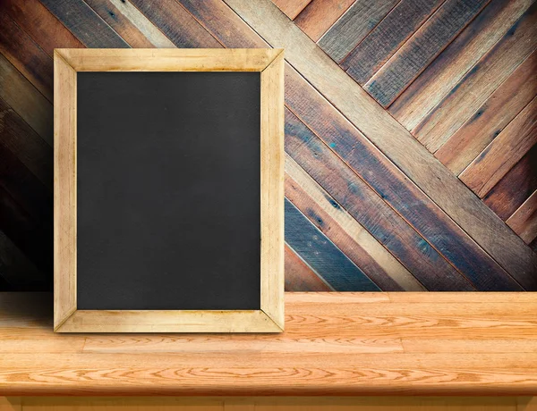 黑板在对角热带木墙 模板板木桌上的嘲笑为添加您的设计和在框架中添加更多的内容旁边留出空间 — 图库照片