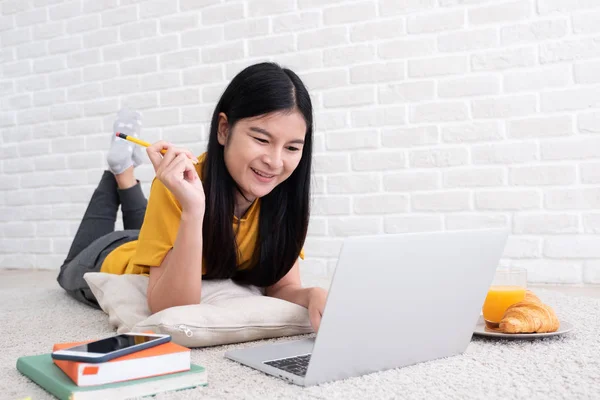 Freelance Asiatica Che Lavora Sul Computer Portatile Home Woman Sdraiato — Foto Stock