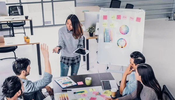 Equipo Femenino Del Director Creativo Lidera Proyecto Marca Del Brainstrom — Foto de Stock