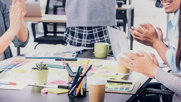 Primer Plano Diseñador Creativo Aplaude Por Éxito Laboral Mesa Reuniones —  Fotos de Stock