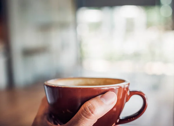 Zbliżenie Ręki Trzymającej Filiżankę Gorącą Kawę Cappuccino Filiżanki Sztuką Latte — Zdjęcie stockowe