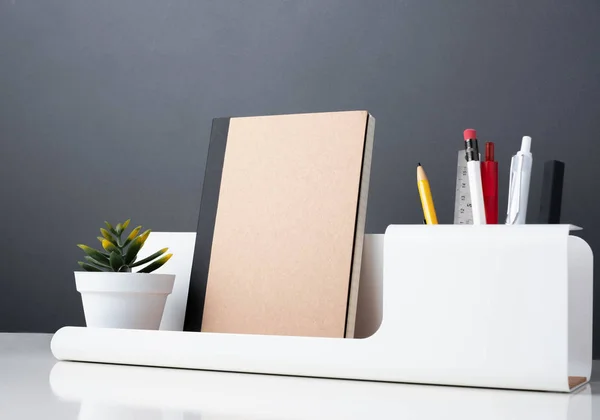Notebook Moderní Kancelářské Potřeby Bílém Poli Table Pencil Poznámkový Blok — Stock fotografie