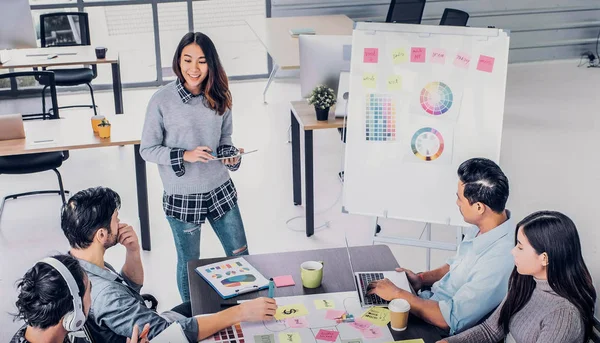 Equipo Directora Creativa Femenina Lidera Proyecto Creación Marca Brainstrom Con —  Fotos de Stock