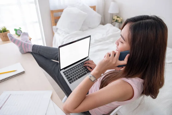 Vista Dall Alto Della Donna Utilizzare Computer Portatile Parlare Sul — Foto Stock