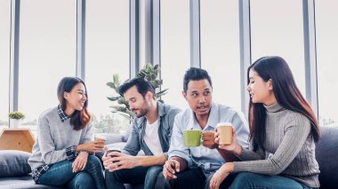 Yaratıcı yönetmen ve tasarımcı ile Kafeterya bölgesi oturup modern ofis stüdyosunda kahve fren ivediliği ile birlikte konuşmak, rahat toplantı.