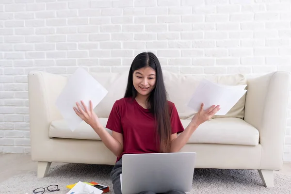 Asiatico Donna Freelancer Stress Emozione Mentre Lavora Con Computer Portatile — Foto Stock